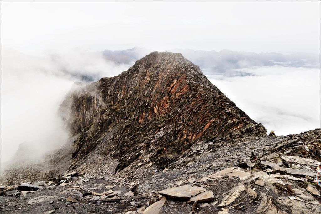 四川省・長坪溝、枯樹灘、四姑娘山鎮から大本営ベースキャンプへ、大峰山頂の写真　四姑娘山、大峰を登る5-3