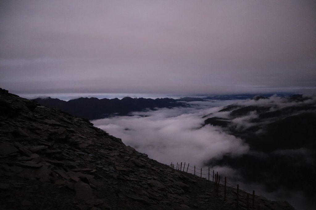 四川省・長坪溝、枯樹灘、四姑娘山鎮から大本営ベースキャンプへ、大峰山頂の写真　四姑娘山、大峰を登る5-4