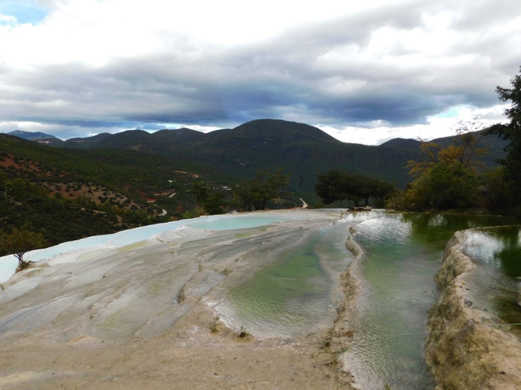 雲南省・白水台の写真　白とブルーの神秘-2