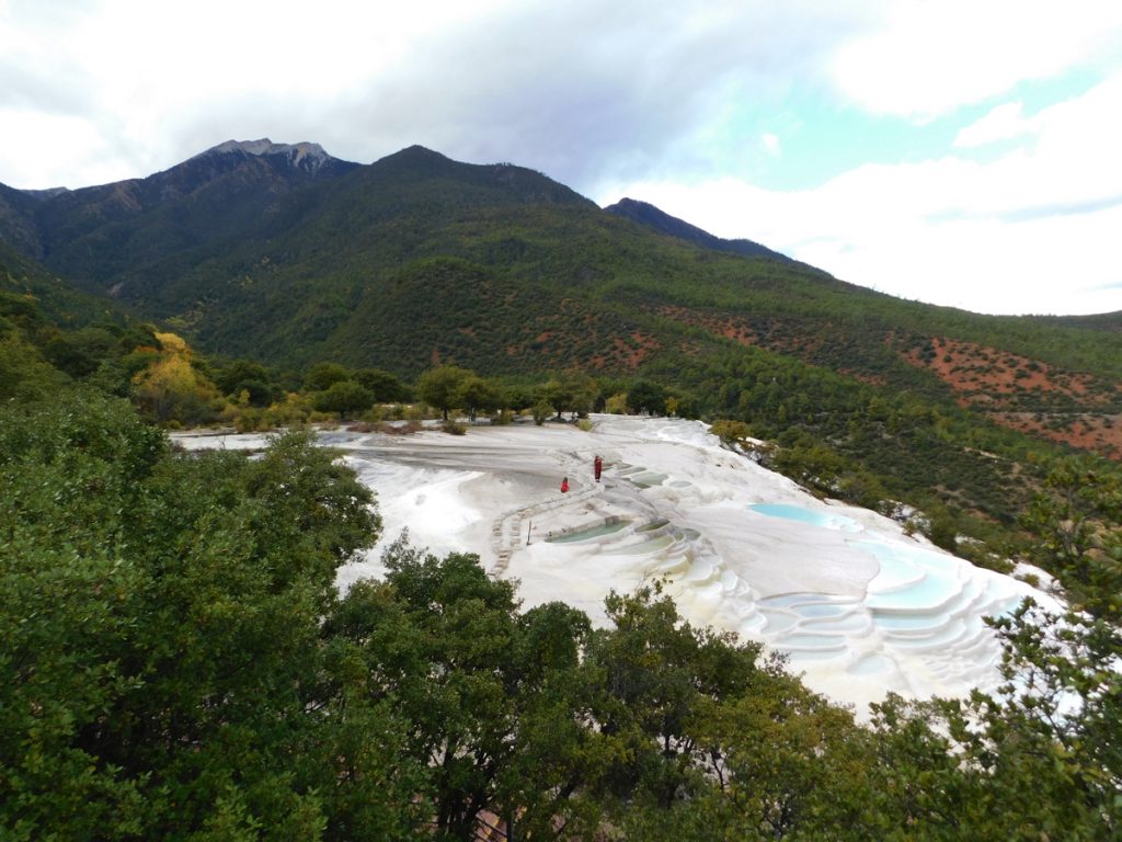 雲南省・白水台の写真　白とブルーの神秘-3