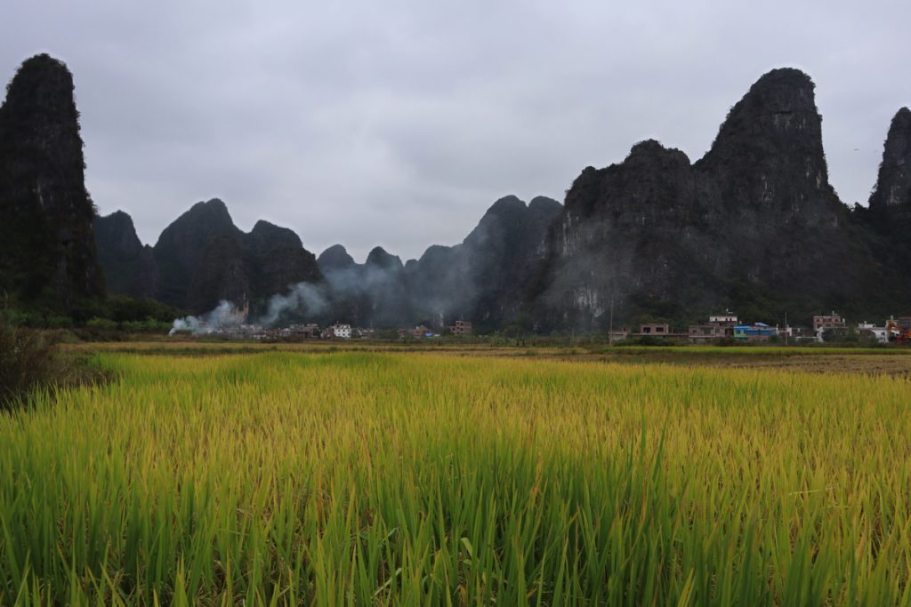 広西壮族自治区・百里水墨画廊／黄姚古鎮の写真　野焼きの煙たなびく桃源郷と嶺南建築古鎮-1