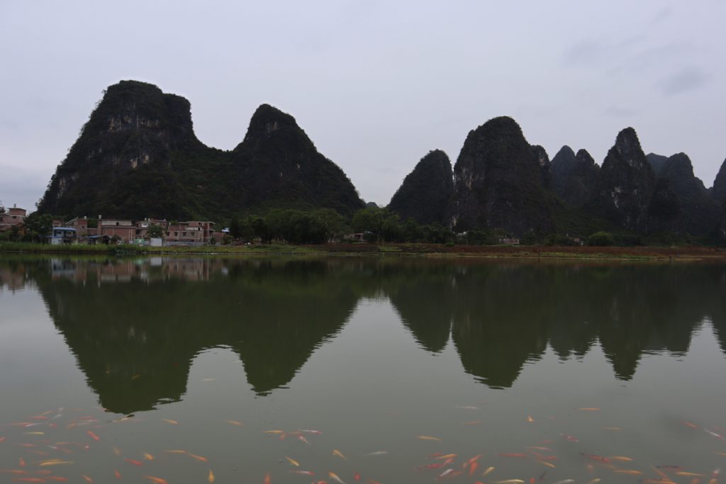 広西壮族自治区・百里水墨画廊／黄姚古鎮の写真　野焼きの煙たなびく桃源郷と嶺南建築古鎮-2