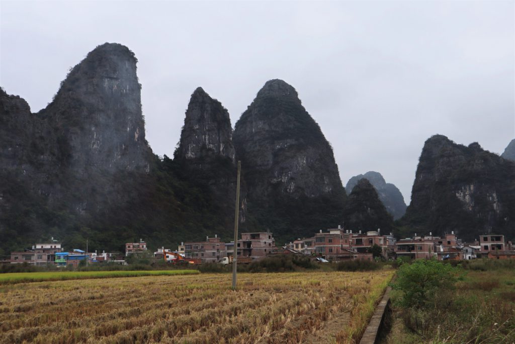 広西壮族自治区・百里水墨画廊／黄姚古鎮の写真　野焼きの煙たなびく桃源郷と嶺南建築古鎮-4