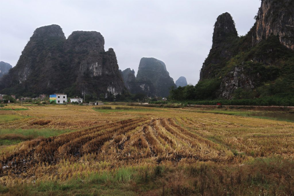 広西壮族自治区・百里水墨画廊／黄姚古鎮の写真　野焼きの煙たなびく桃源郷と嶺南建築古鎮-5
