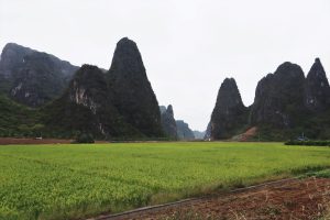 広西壮族自治区・百里水墨画廊／黄姚古鎮の写真　野焼きの煙たなびく桃源郷と嶺南建築古鎮-9