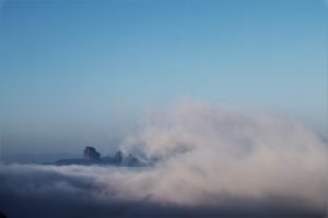 広東省・丹霞山の写真　朝日に輝き雲海に浮かぶ岩峰-10