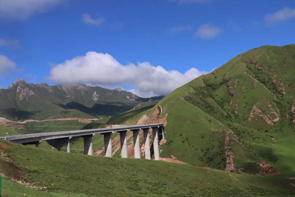 甘粛省・国道345号と黄河の写真　母なる黄河を渡り国道345号を行く-5