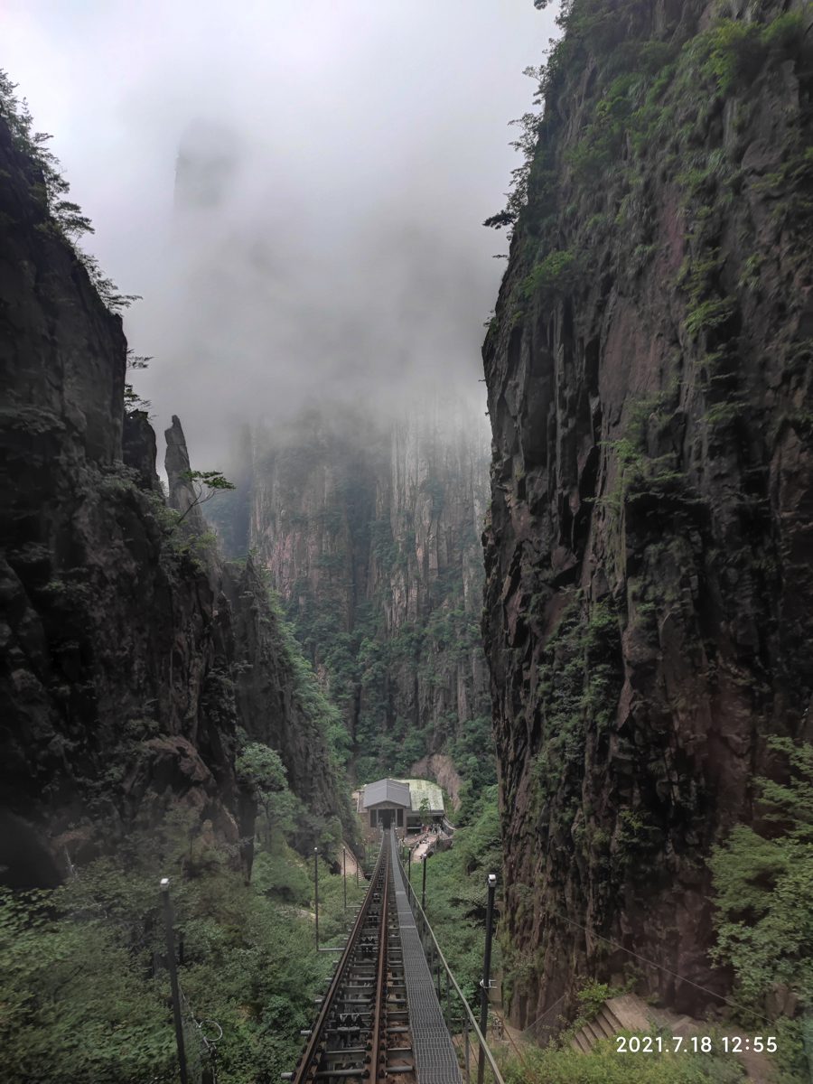 安徽省・黄山の写真　“天井図画”の奇岩の地3-2