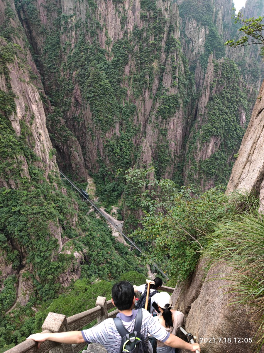 安徽省・黄山の写真　“天井図画”の奇岩の地3-4