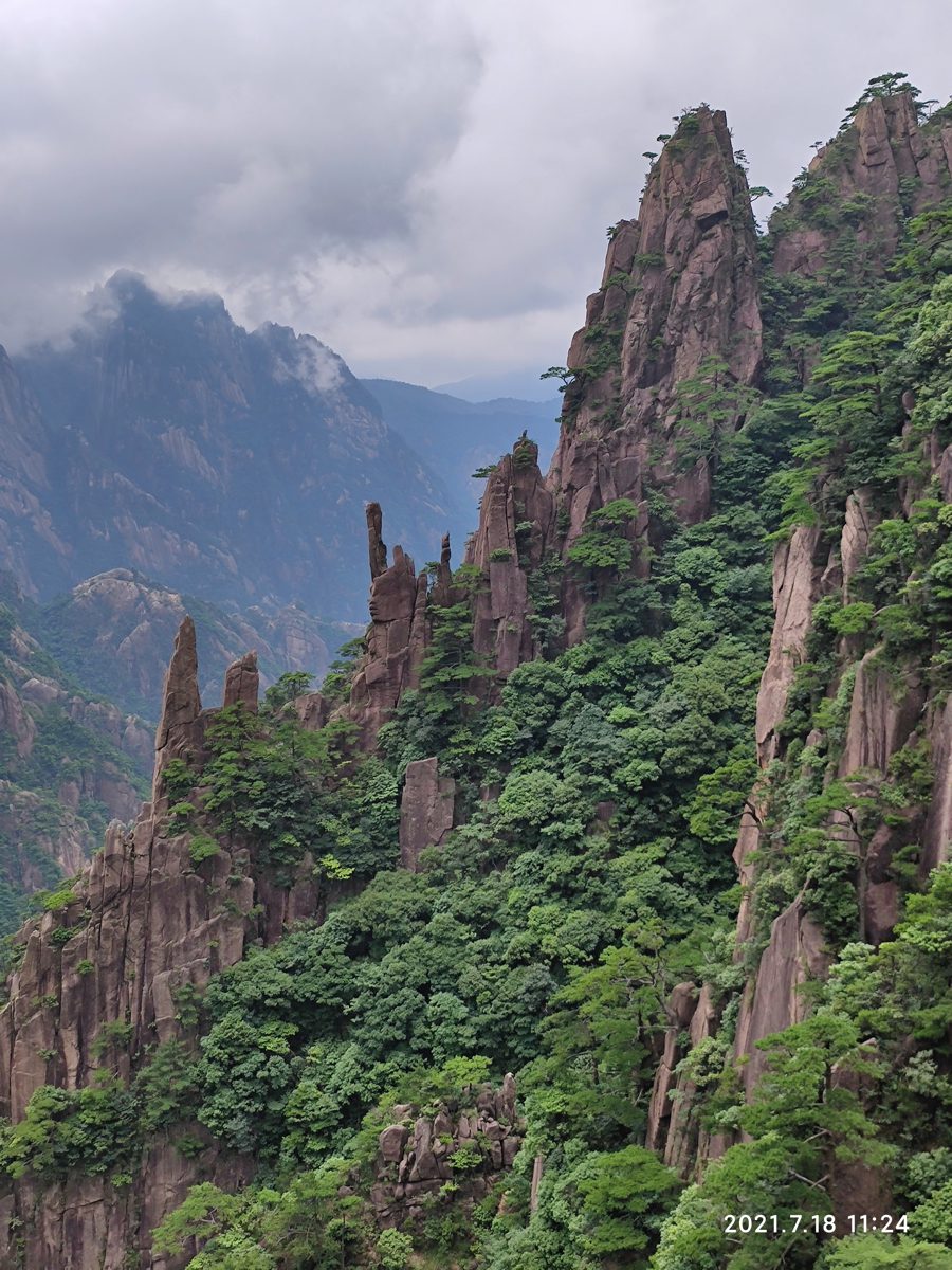 安徽省・黄山の写真　“天井図画”の奇岩の地3-5