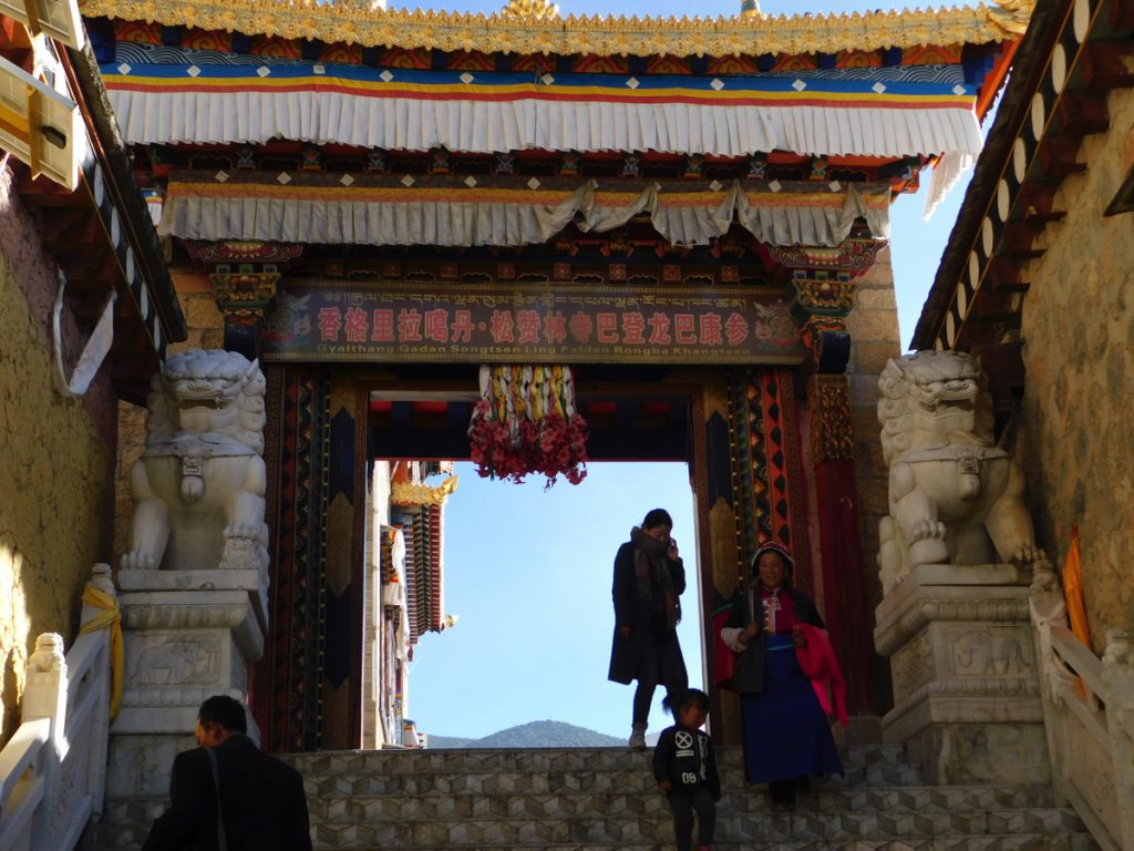 雲南省・香格里拉郊外 （松贊寺、納帕海、普達措国家公園）の写真　失われた地平線を求めて-5