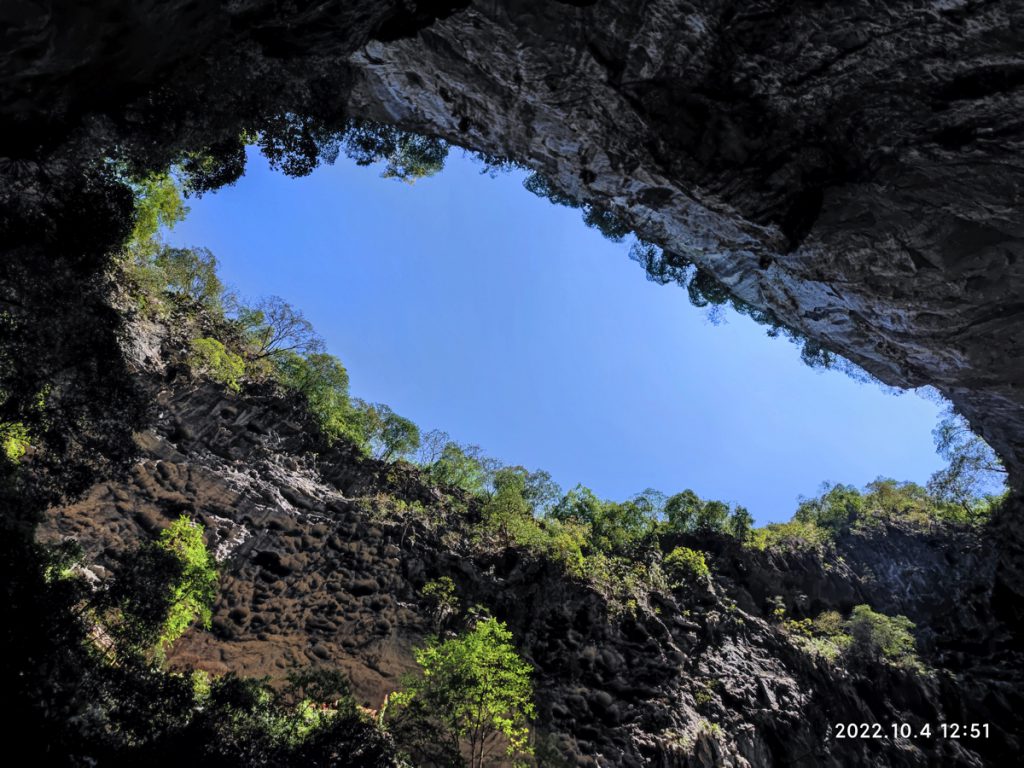 広東省・洞天仙境と英西峰林の村の写真　自然の天窓から見える青空-1