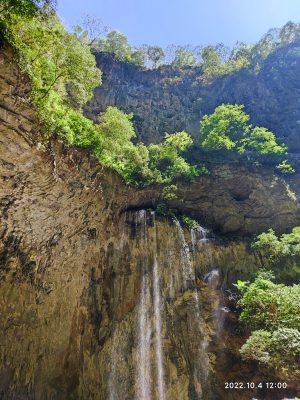 広東省・洞天仙境と英西峰林の村の写真　自然の天窓から見える青空-10
