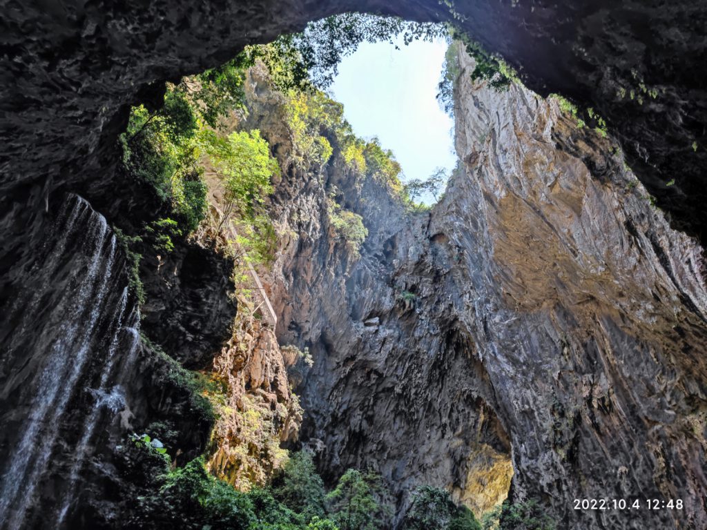 広東省・洞天仙境と英西峰林の村の写真　自然の天窓から見える青空-2