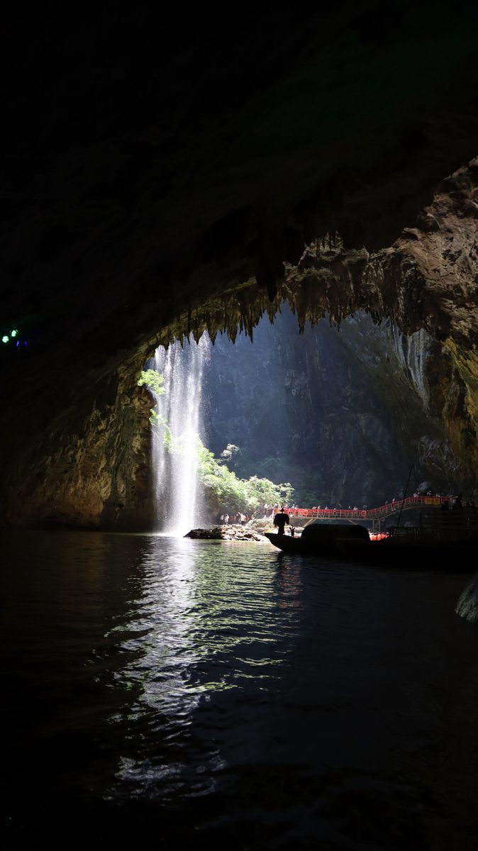 広東省・洞天仙境と英西峰林の村の写真　自然の天窓から見える青空-4