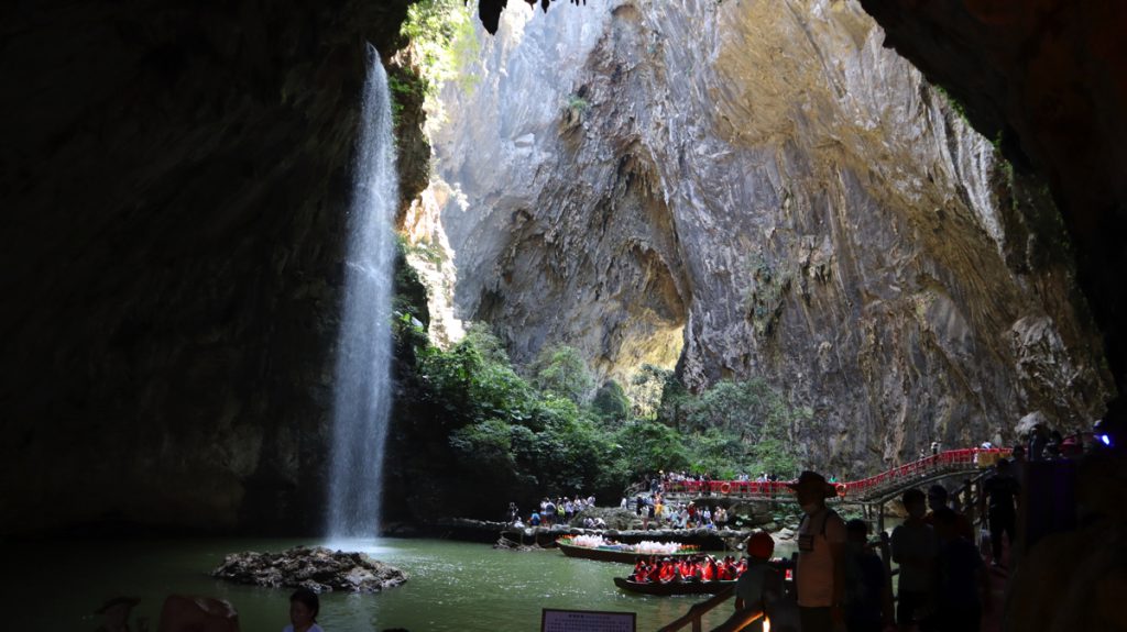 広東省・洞天仙境と英西峰林の村の写真　自然の天窓から見える青空-5