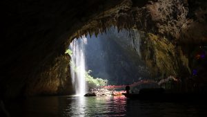 広東省・洞天仙境と英西峰林の村の写真　自然の天窓から見える青空-6