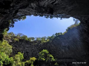 広東省・洞天仙境と英西峰林の村の写真　自然の天窓から見える青空-7