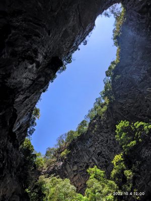 広東省・洞天仙境と英西峰林の村の写真　自然の天窓から見える青空-8