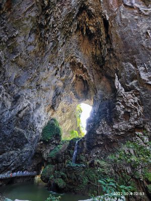 広東省・洞天仙境と英西峰林の村の写真　自然の天窓から見える青空-9