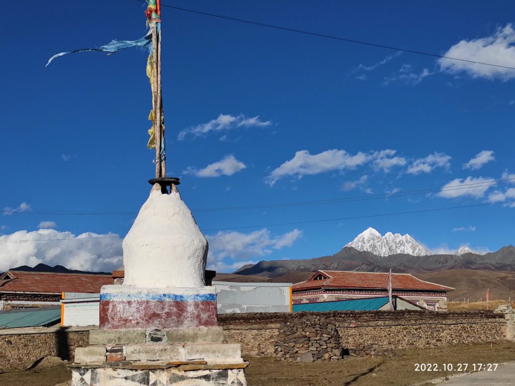 四川省・木雅大寺、塔公草原の写真　雅拉雪山を守る木雅大寺-1