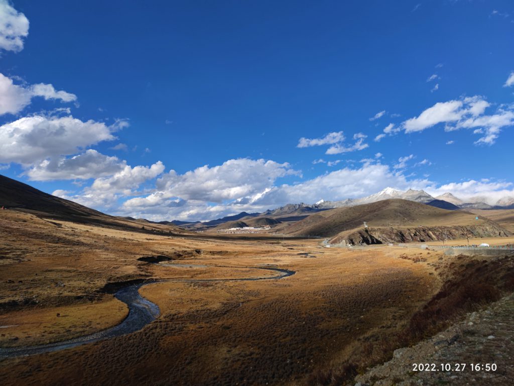 四川省・木雅大寺、塔公草原の写真　雅拉雪山を守る木雅大寺-2