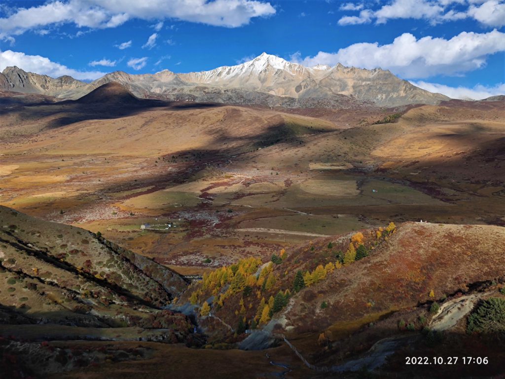 四川省・木雅大寺、塔公草原の写真　雅拉雪山を守る木雅大寺-3