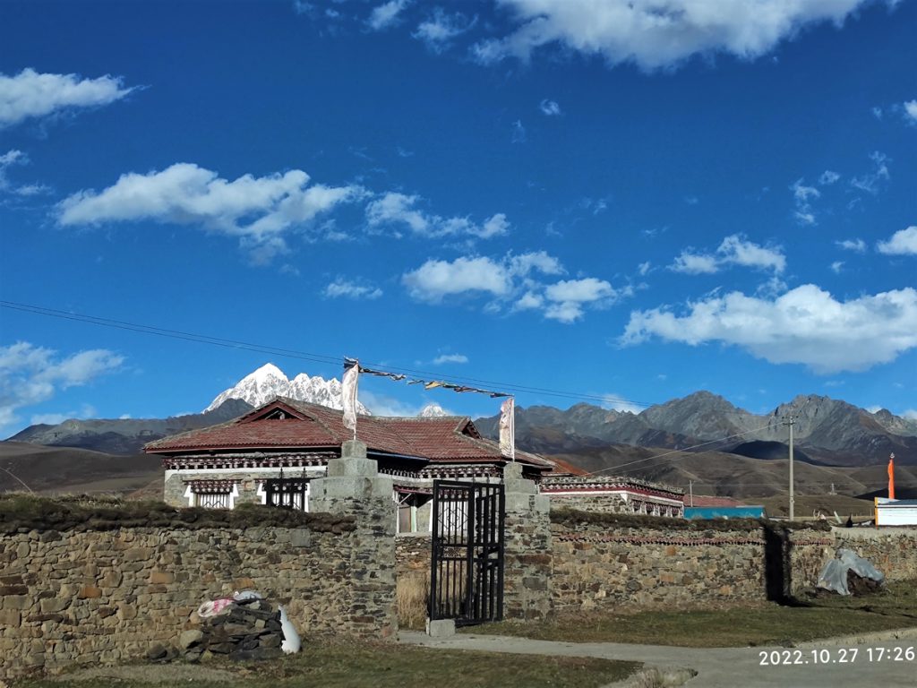 四川省・木雅大寺、塔公草原の写真　雅拉雪山を守る木雅大寺-4