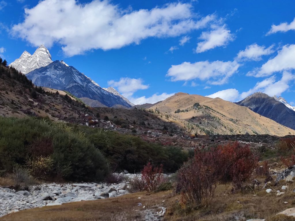 四川省・格聶（グニエ）神山の写真　神山を仰ぎ格聶（グニエ）南綫を行く-1