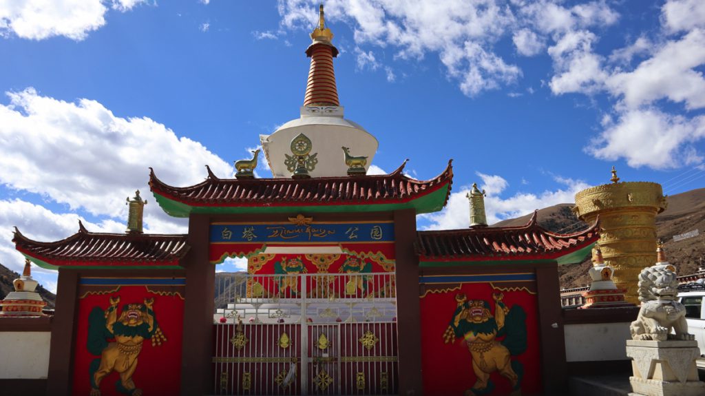 四川省・格聶（グニエ）神山の写真　神山を仰ぎ格聶（グニエ）南綫を行く-2