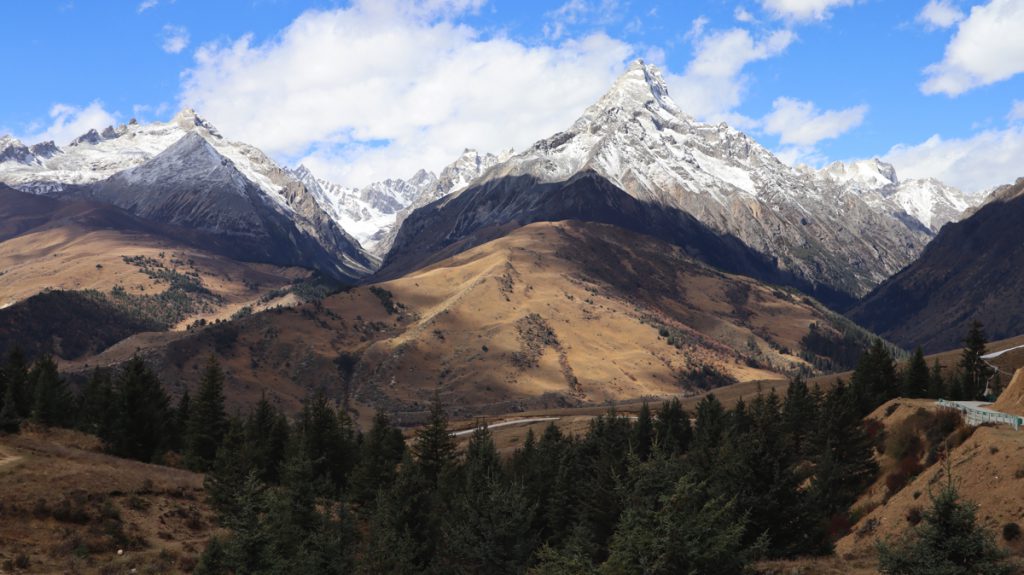 四川省・格聶（グニエ）神山の写真　神山を仰ぎ格聶（グニエ）南綫を行く-3