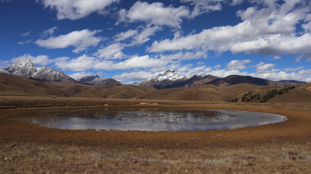 四川省・の写真　神山を仰ぎ格聶（グニエ）南綫を行く2-1