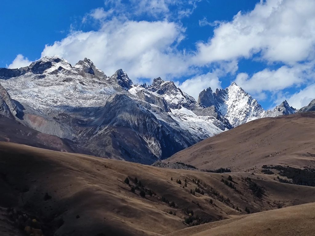 四川省・の写真　神山を仰ぎ格聶（グニエ）南綫を行く2-3