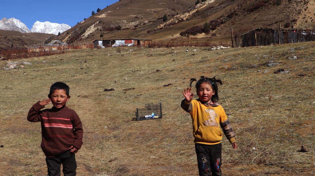 四川省・の写真 神山を仰ぎ格聶(グニエ)南綫を行く6-1