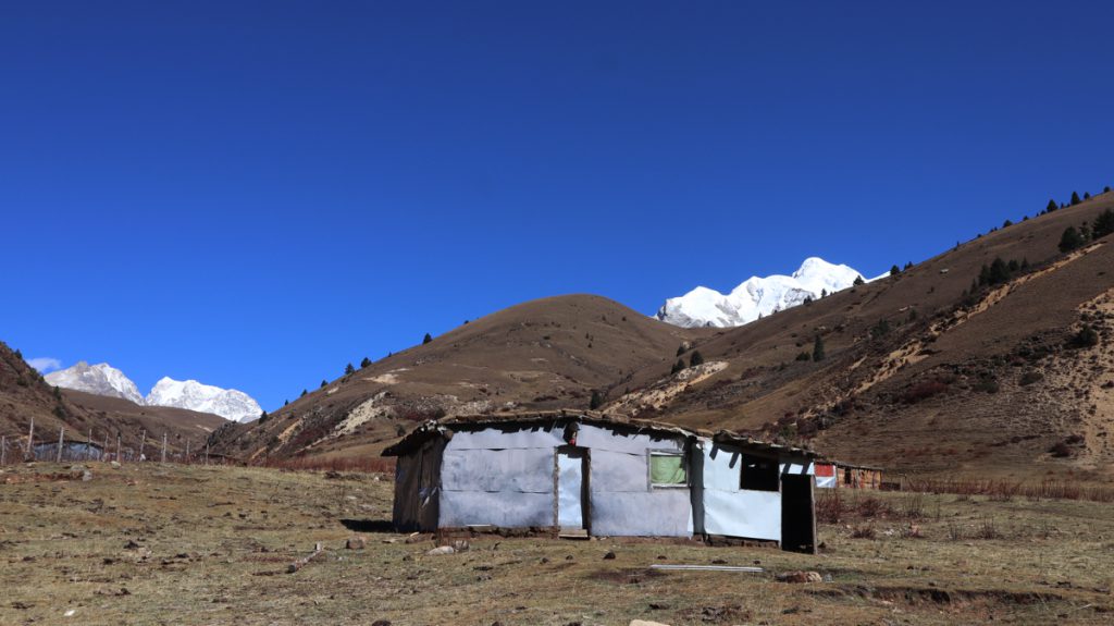 四川省・の写真 神山を仰ぎ格聶(グニエ)南綫を行く6-2