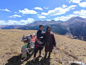 四川省・の写真　神山を仰ぎ格聶（グニエ）南綫を行く7-11