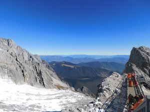 雲南省・玉龍雪山／玉龍雪山と藍月谷／麗江古城の写真　古城と神の雪山-11