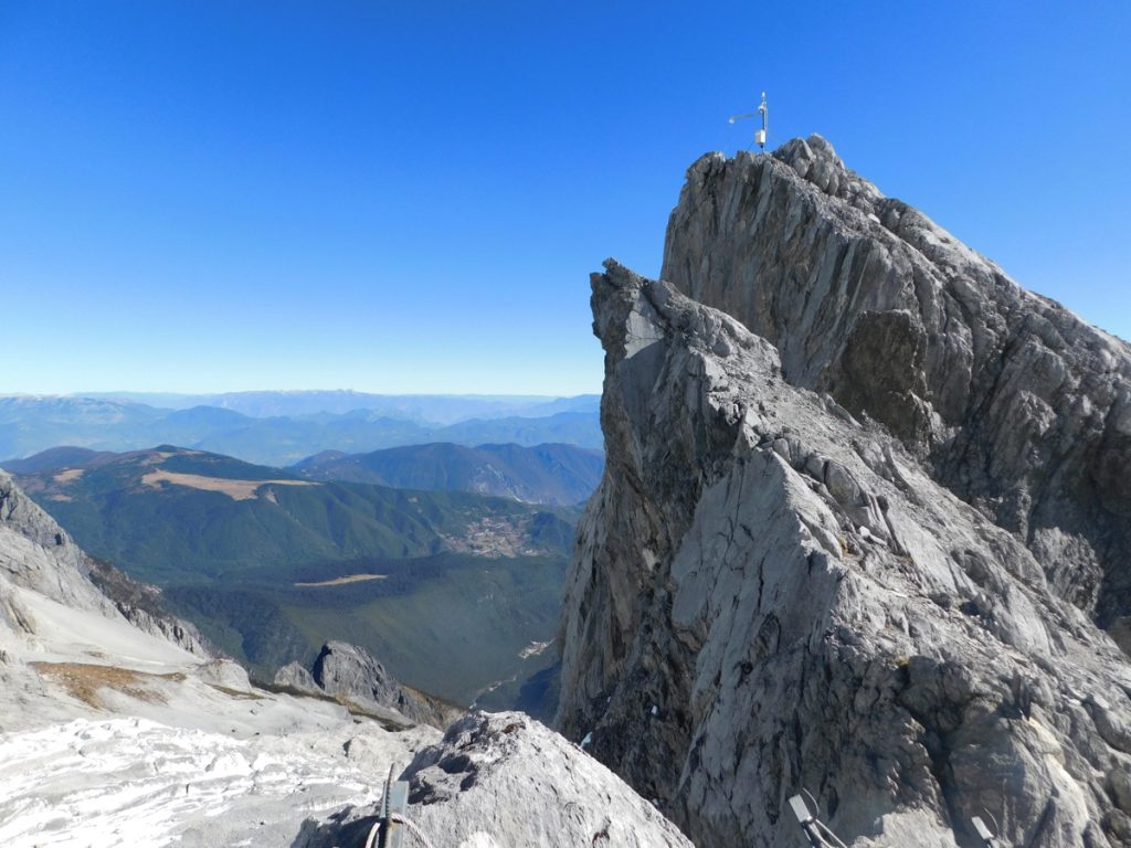 雲南省・玉龍雪山／玉龍雪山と藍月谷／麗江古城の写真　古城と神の雪山-2