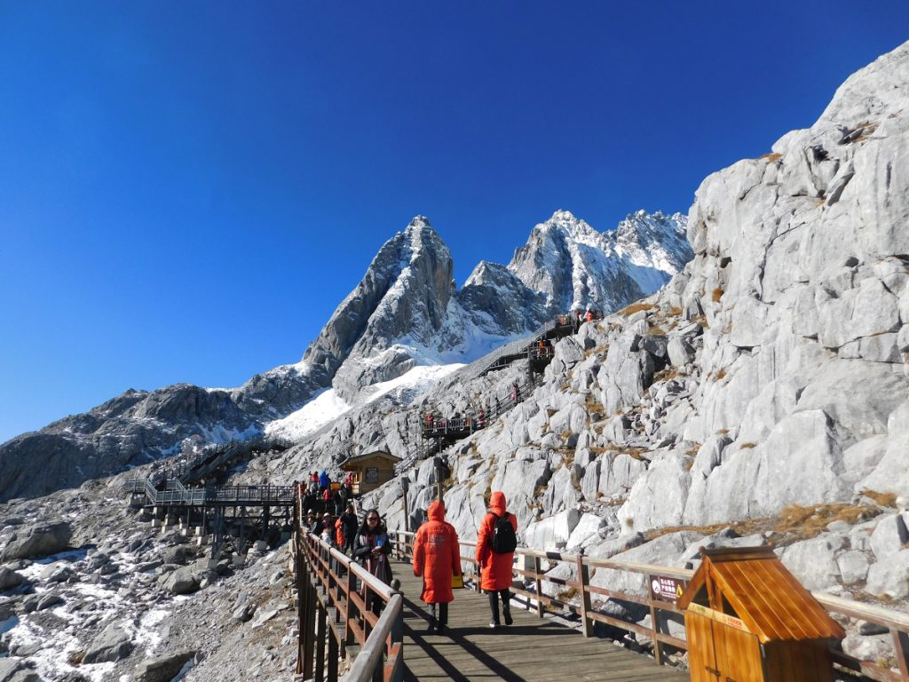 雲南省・玉龍雪山／玉龍雪山と藍月谷／麗江古城の写真　古城と神の雪山-3
