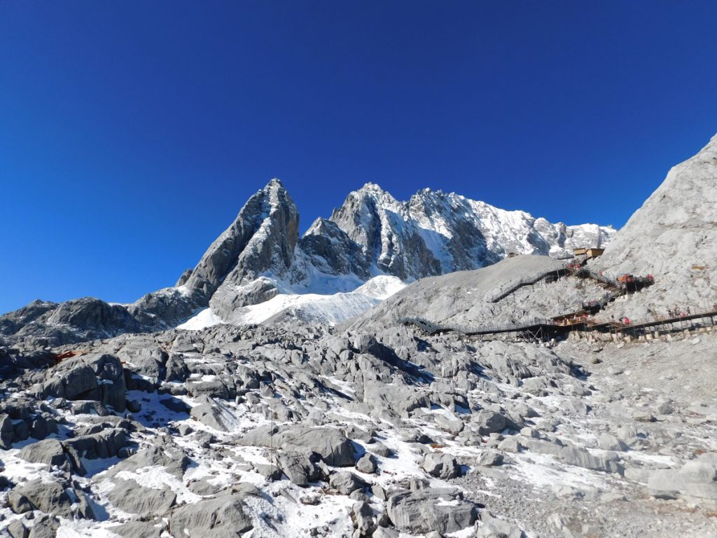 雲南省・玉龍雪山／玉龍雪山と藍月谷／麗江古城の写真　古城と神の雪山-4