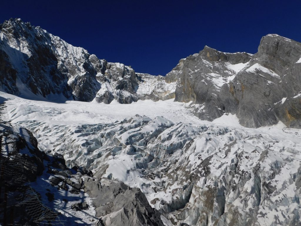雲南省・玉龍雪山／玉龍雪山と藍月谷／麗江古城の写真　古城と神の雪山-5