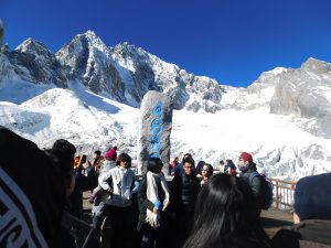 雲南省・玉龍雪山／玉龍雪山と藍月谷／麗江古城の写真　古城と神の雪山-8