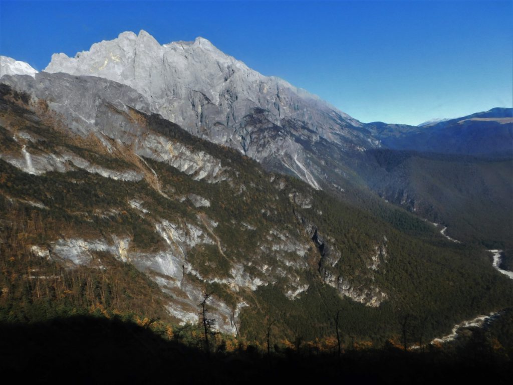 雲南省・玉龍雪山、玉龍雪山と藍月谷、麗江古城の写真　古城と神の雪山2-1