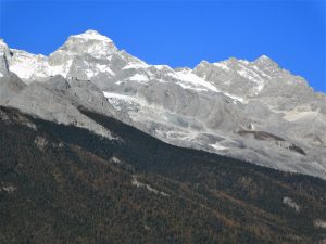 雲南省・玉龍雪山、玉龍雪山と藍月谷、麗江古城の写真　古城と神の雪山2-11
