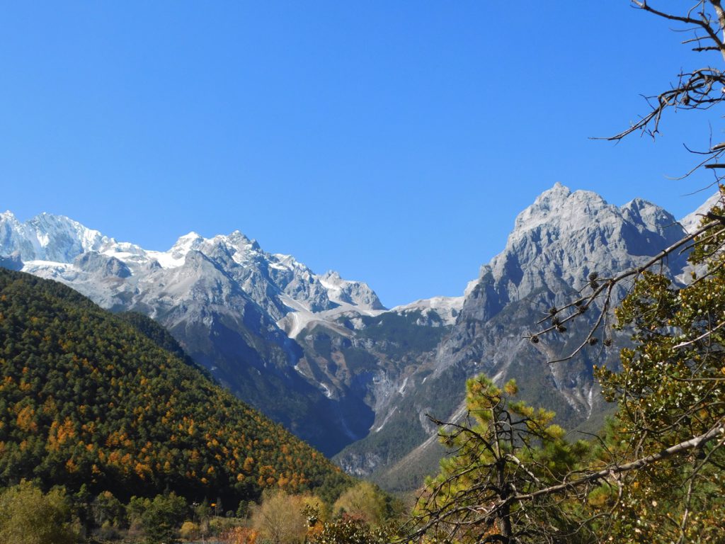 雲南省・玉龍雪山、玉龍雪山と藍月谷、麗江古城の写真　古城と神の雪山2-2