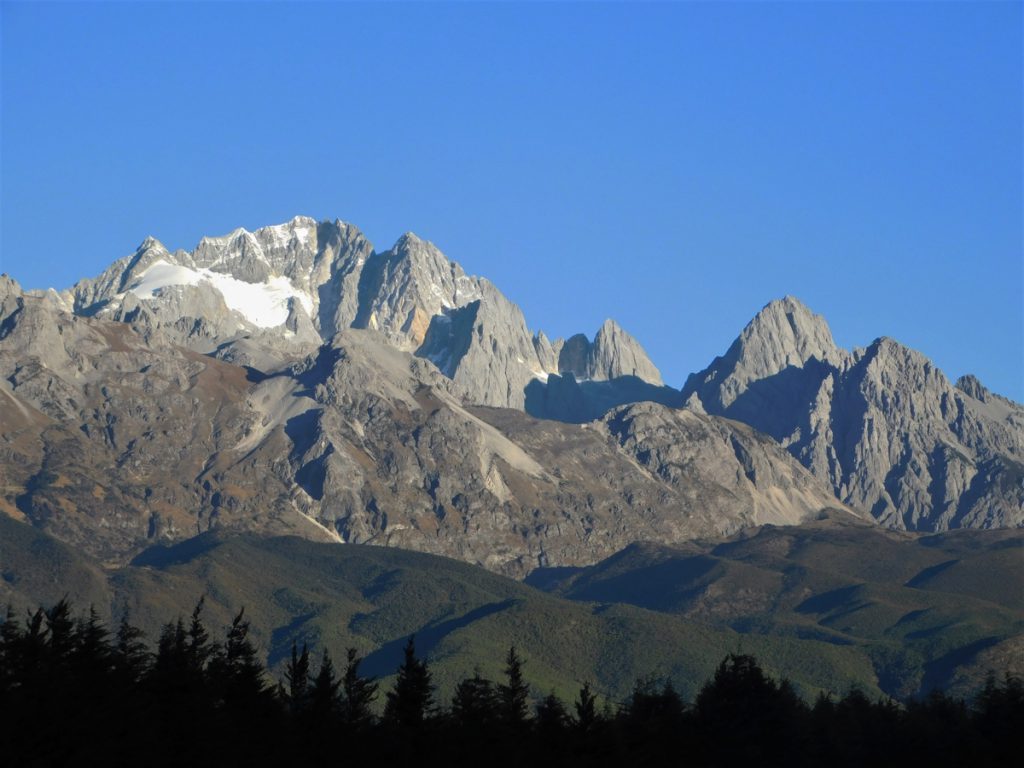 雲南省・玉龍雪山、玉龍雪山と藍月谷、麗江古城の写真　古城と神の雪山2-3
