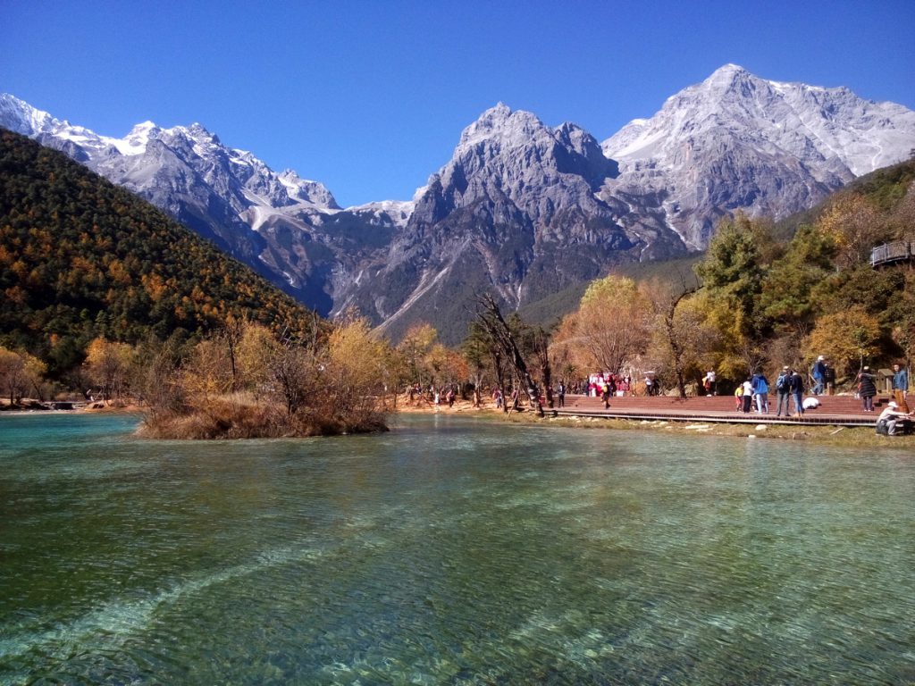 雲南省・玉龍雪山、玉龍雪山と藍月谷、麗江古城の写真　古城と神の雪山2-4