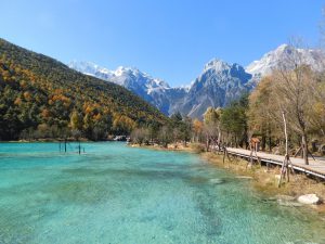 雲南省・玉龍雪山、玉龍雪山と藍月谷、麗江古城の写真　古城と神の雪山2-8