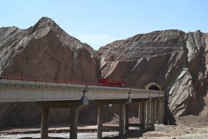 新疆ウィグル自治区・庫車峡谷、天山托木尓峡谷の写真　炎熱の谷から緑の天山へ-10