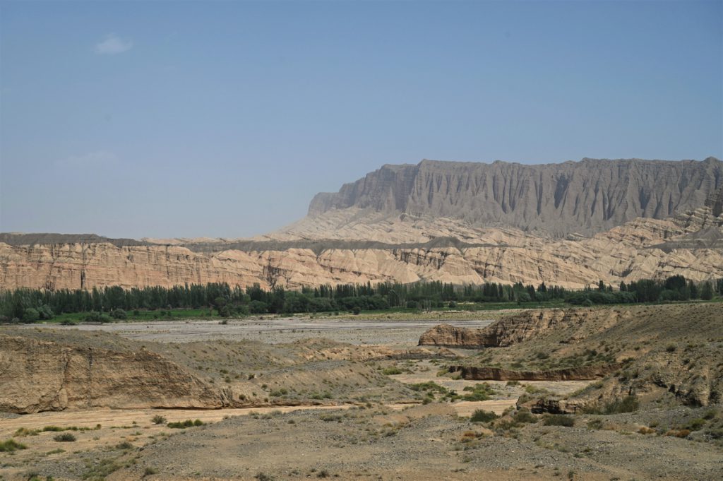 新疆ウィグル自治区・庫車峡谷、天山托木尓峡谷の写真　炎熱の谷から緑の天山へ-4